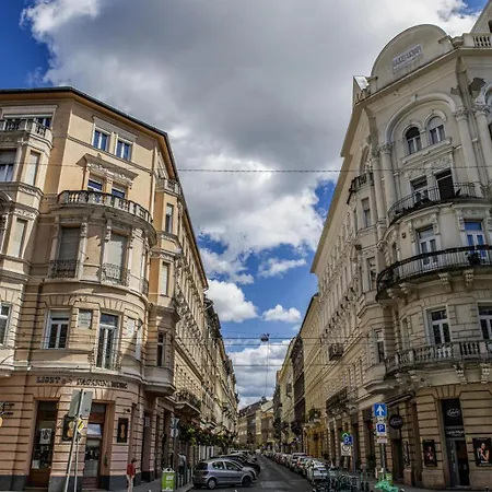 Eden's Golden Gallery Loft *